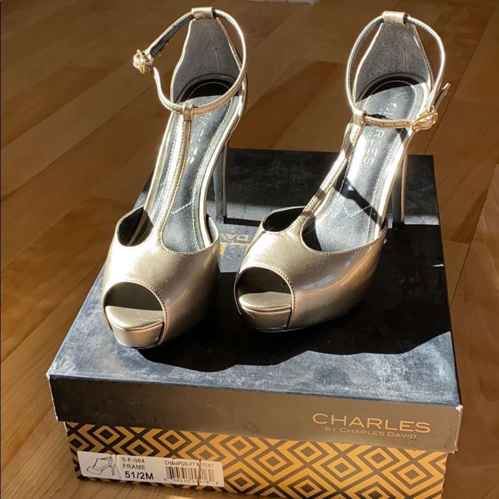 Charles David T strap patent leather heel